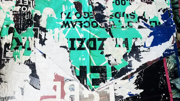 Eski Renkli Posterler Kolajı. Yırtılmış Yırtık Buruşuk Kağıt. Duvar Arkaplanı Tahta Döşemesi. Urban Street Poster Kolajı. Konser Posterleri Çok Katmanlı Kusursuz Döngü Durağı Hareketi