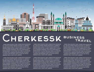 Çerkessk Rusya şehir silueti renkli binalar, mavi gökyüzü ve kopyalama alanı ile. Vektör çizimi. Cherkessk şehir simgeleriyle dolu. Modern ve tarihi mimariyle seyahat ve turizm kavramı.