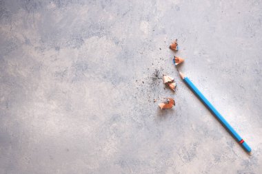  Gri arkaplanda kalem ve talaş