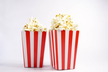 Beyaz arka planda izole edilmiş kutularda patlamış mısır..