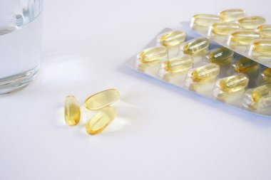 İzole edilmiş beyaz arka planda balık yağı kapsülleri. Balık yağı kapsülleri, omega 3, omega 9, D vitamini, E vitamini.