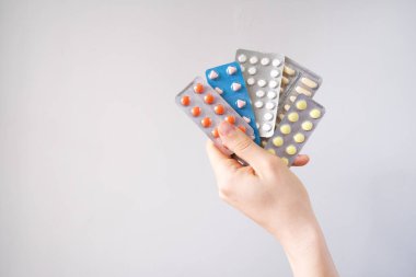 Erkek el hapları gri arka planda su toplamış.