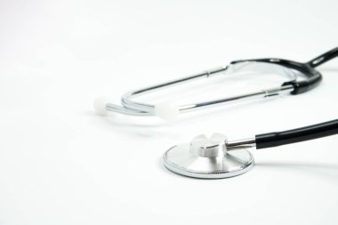 Beyaz arka planda, stetoskop yakın çekim