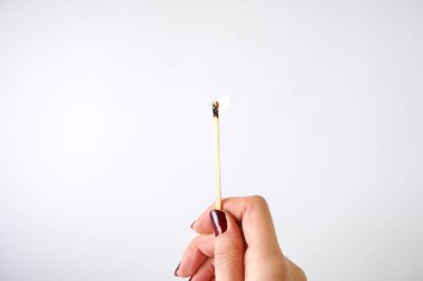 Gri arkaplanda kadın el ele tutuşma kibriti