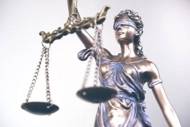 Adalet Anıtı 'nın sembolü olan Themis Heykeli' nin yakın çekimi