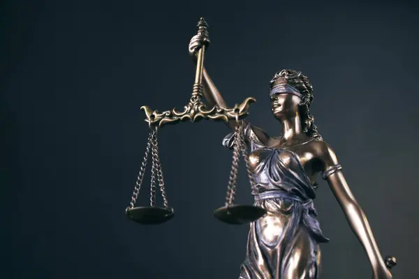 Siyah arkaplanda Adalet Anıtı sembolü