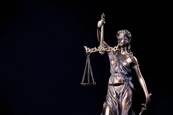 Siyah arkaplanda Adalet Anıtı sembolü