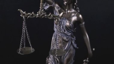 Siyah arkaplanda Adalet Anıtı sembolü
