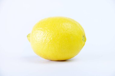 Beyaz bir arka plan üzerinde izole taze limon