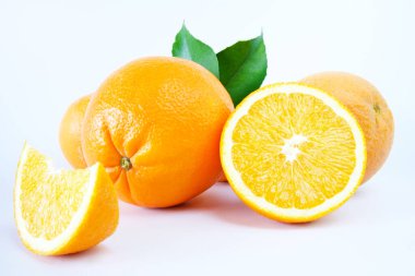 Beyaz arkaplanda izole edilmiş taze portakallar