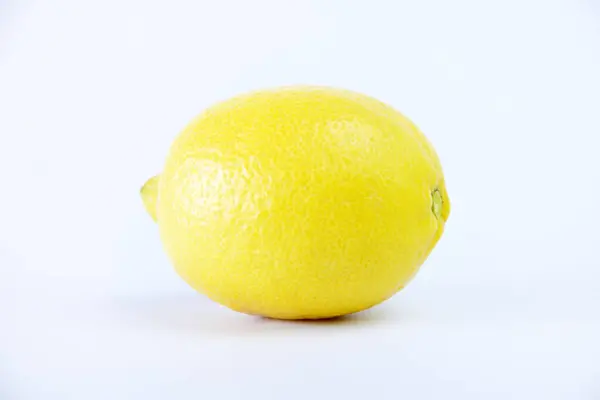 Beyaz bir arka plan üzerinde izole taze limon