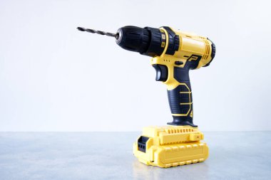 Gri arkaplanda modern kablosuz elektrik matkabı