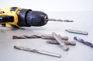 Gri arkaplanda modern kablosuz elektrik matkabı