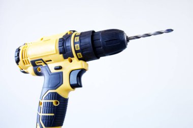 Gri arkaplanda modern kablosuz elektrik matkabı