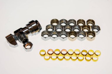 Bir grup bronz mühür ve su borularının durdurulması için başlıklı fındık.