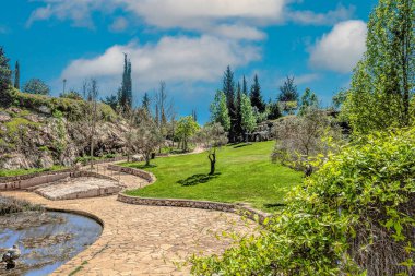 Güzel yolları ve bakımlı çim çim ile şehir parkının bir parçası