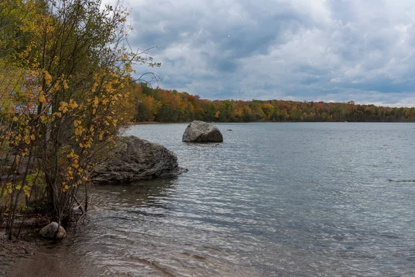 Panorama Lago Com Floresta Outono Grandes Pedras Primeiro Plano — Fotografia de Stock