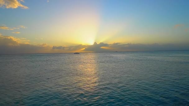 카리브해의 아름다운 석양을 배경으로 지평선을 나아가고 — 비디오
