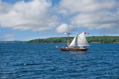 İki direkli bir yelkenli brig üzerinde beyaz bulutlar ile mavi bir gökyüzü altında Kanada ve Amerika'nın büyük göllerde Cruise