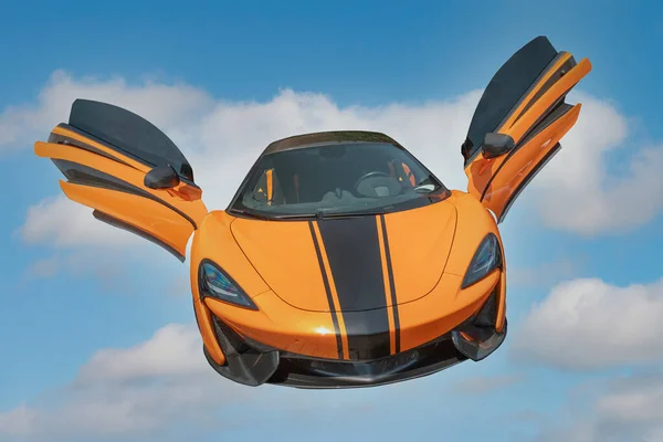 Orangefarbener Sportwagen Wie Ein Vogel Vor Blauem Himmel Mit Weißen — Stockfoto