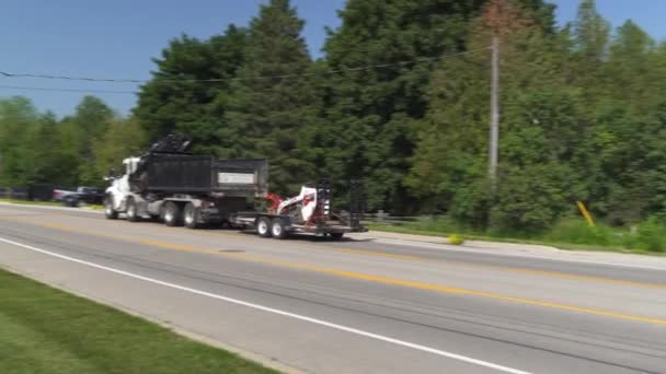 아스팔트 도로에서 트레일러가있는 트럭이 모퉁이를 운전합니다 — 비디오