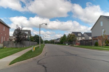 Şehir merkezinin caddeleri üzerinde mavi gökyüzünde süzülür beyaz sonbahar bulutları