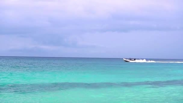 Атлантическом Океане Вдоль Горизонта Плавает Моторная Лодка Тенистым Навесом — стоковое видео