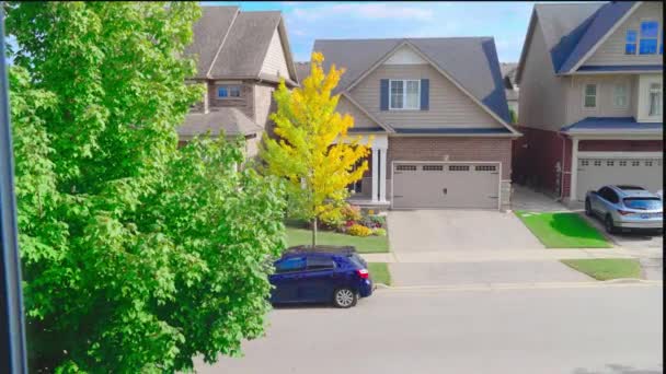 Autumn Maple Foliage Entrance House Gradually Changes Green Gold — Stock Video