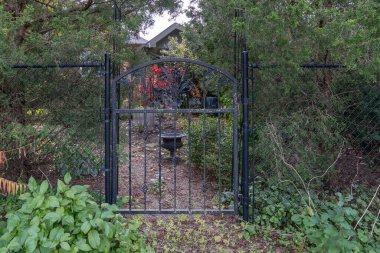 Siyah demir kapıların arkasındaki eski avlu.