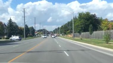 Sıcak bir sonbahar gününde Kanada 'da ulaşım yolu