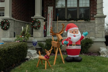 Tatil için evin önündeki Noel süsleri.