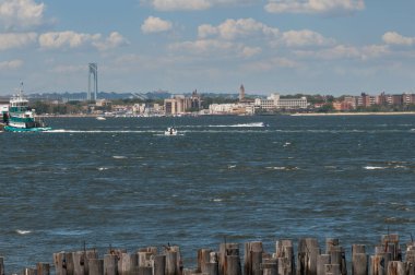 Büyük gemiler ve tekneler nehir boyunca yol alıyorlar.