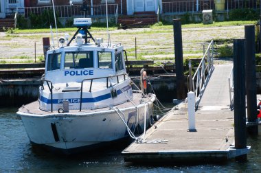 Amerikan polis teknesi parmaklıklarla çevrili bir rıhtıma demirlemiş.