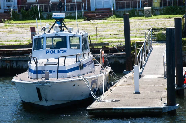 Amerikan polis teknesi parmaklıklarla çevrili bir rıhtıma demirlemiş.