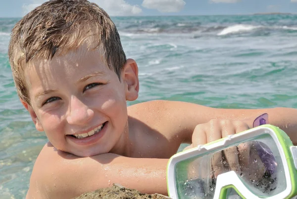 Chłopiec Wyłonił Się Morza Odpoczywa Trzymając Skałę Trzymając Maskę Nurkową Zdjęcia Stockowe bez tantiem