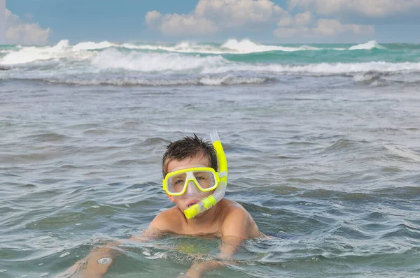 Pequeno Mergulhador Com Uma Máscara Snorkel Está Prestes Mergulhar Mar Fotografias De Stock Royalty-Free
