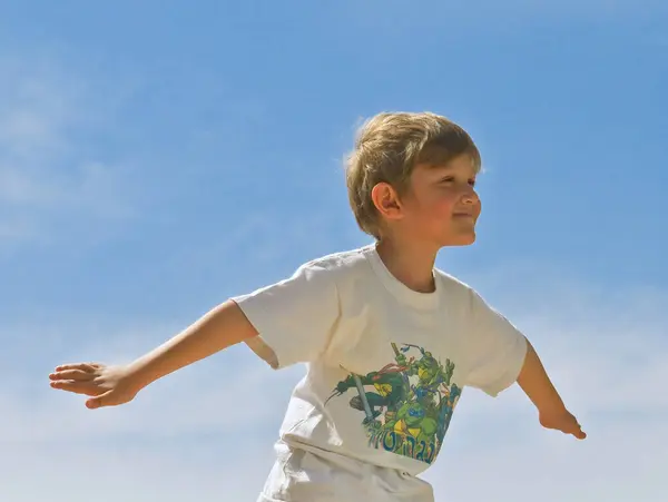 Chlapec Hraje Napodobuje Let Letadla Proti Modré Obloze Stock Fotografie