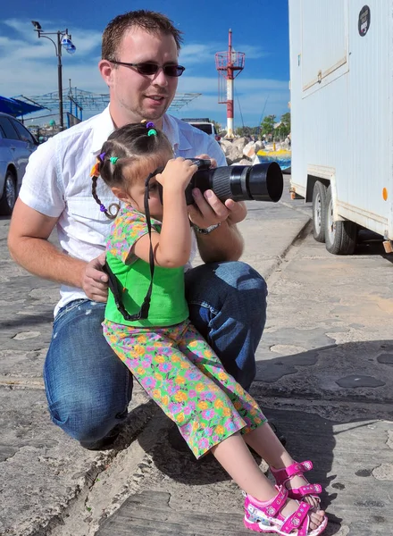 Papa Bringt Seiner Tochter Bei Ihre Kamera Fotografieren Und Behält Stockfoto