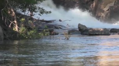 Büyük taşlar arasında acele su akıntısı