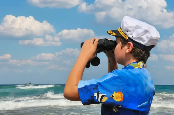 Αγόρι Ναυτικό Καπάκι Λαμβάνοντας Υπόψη Πλοίο Κιάλια Που Ταξίδεψε Στη Royalty Free Φωτογραφίες Αρχείου
