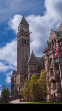 Toronto Belediye Binası 'nın uzun saat kulesi geçen bulutların arkaplanına karşı