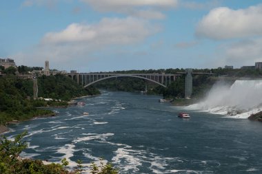 Kanada ve Amerika arasındaki köprünün altındaki Niagara Nehri 'ndeki Kanada ve Amerikan yolcu gemisi rıhtımları