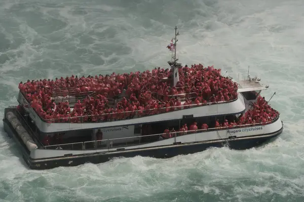 stock image A cruise ship full of Canadian tourists sails along Niagara to the great falls