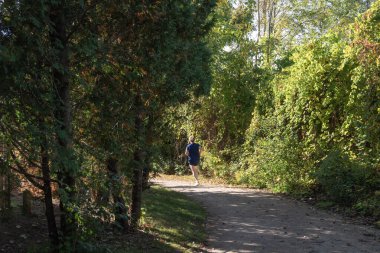 Eylül sabahının erken saatleri ve bir sporcu şehir parkında koşuyor..