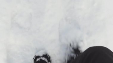 Taze, yumuşak kar üzerinde yürüyen bir adam