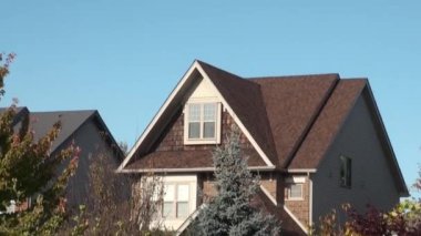 Küçük bir evin kahverengi çatısının yeni bir parçası.