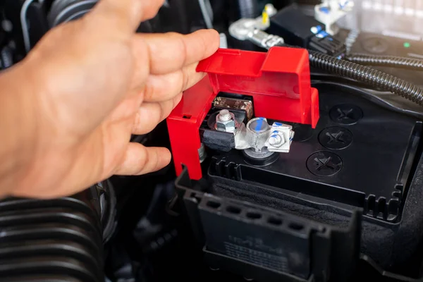 Selektivt Fokus För Att Kontrollera Och Underhålla Batteriet Bilen Med Stockbild