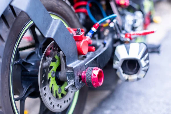 Foco Seletivo Para Acessórios Motocicleta Coloridos Tubo Escape Embaçado — Fotografia de Stock