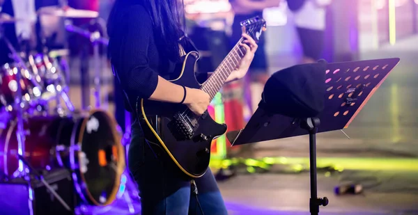 Músico Feminino Tocando Guitarra Elétrica Preta Performance Concerto — Fotografia de Stock