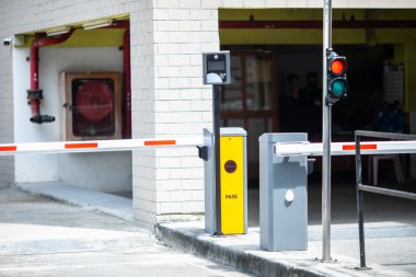 Otomatik bariyer geçit sisteminin RFID okuyucusuna seçici odaklanma. Otomatik ödeme sistemi ve plaka tanıma sistemi. RFID Konsepti.